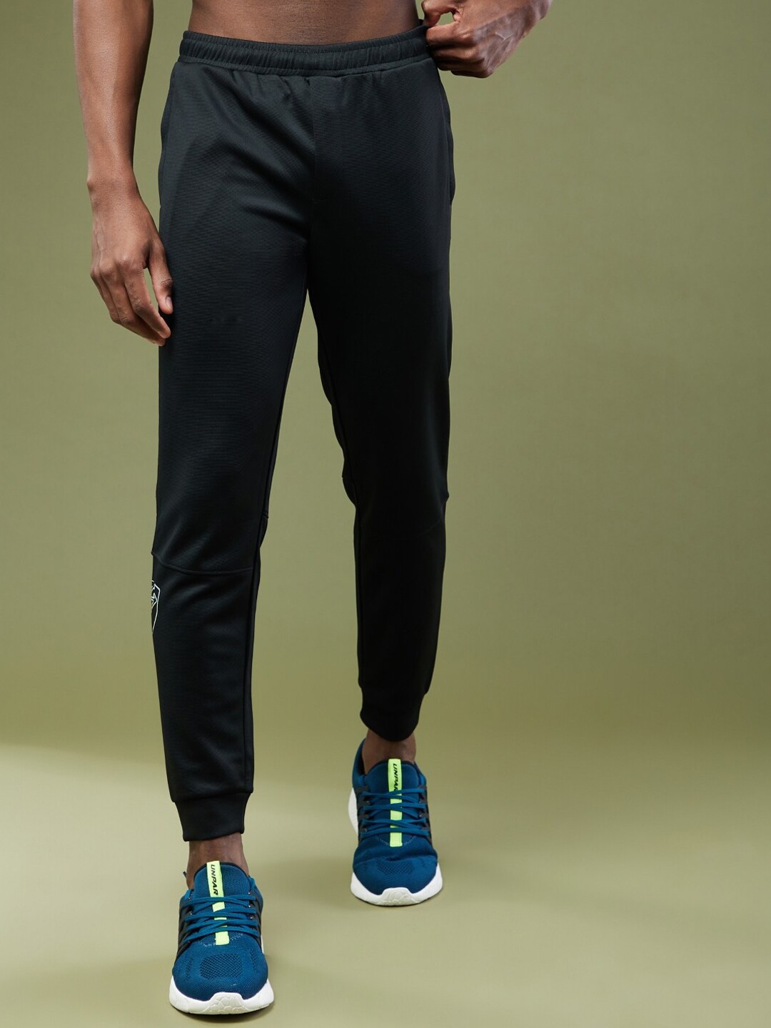 

UNPAR Men Moisture-Wicking Lightweight Mid-Rise Regular Fit Sports Joggers, Black