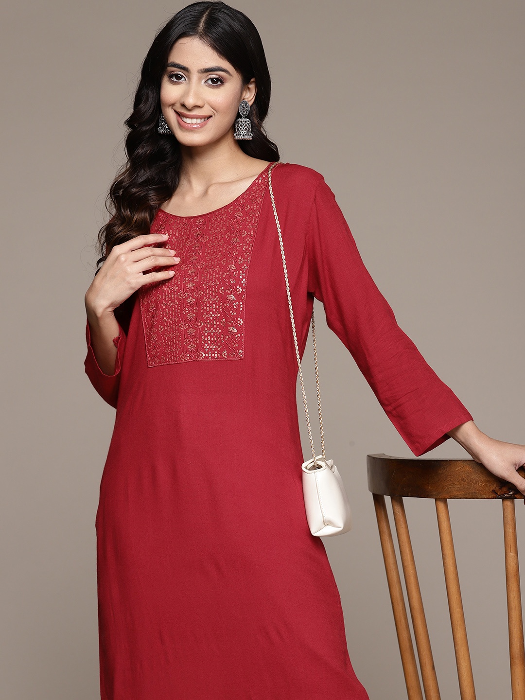 

Ishin Women Floral Embroidered Sequinned Kurta, Maroon