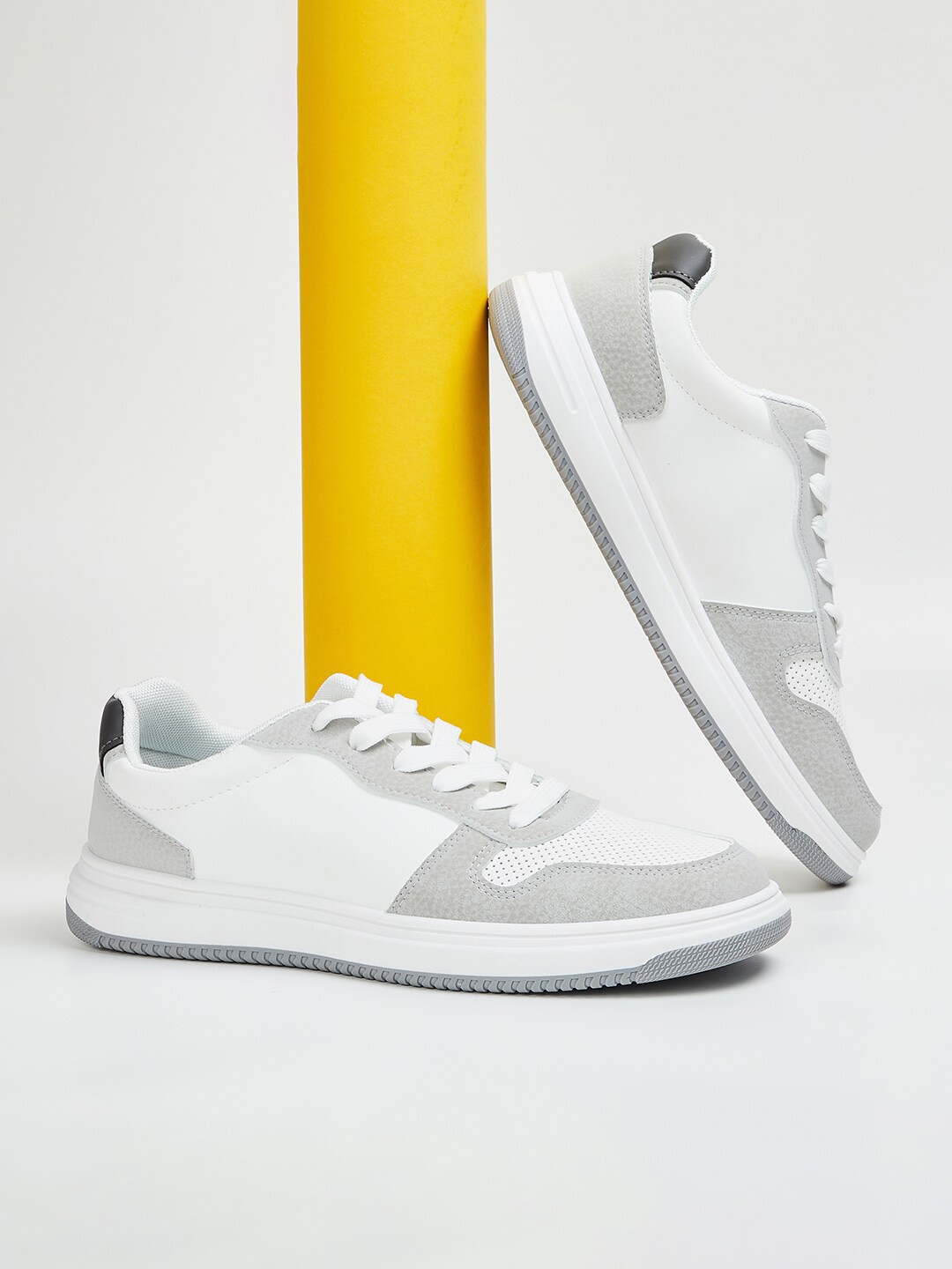 

max Men Colourblocked Comfort Insole Basics Sneakers, White