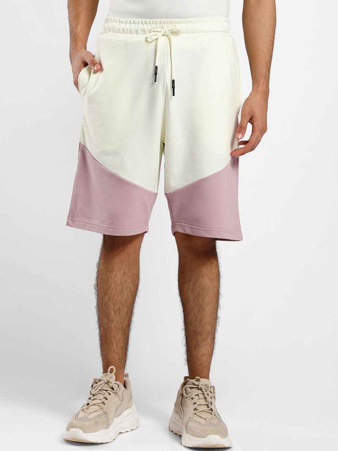 

NOBERO Men Colourblocked Shorts, Off white