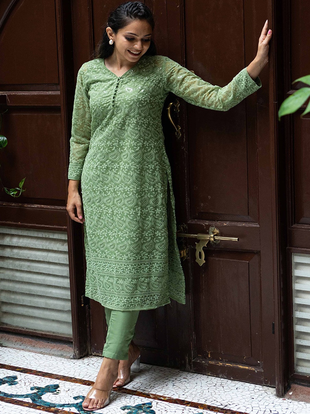WEAVLLITE V-Neck Georgette Chikankari Kurta, Green