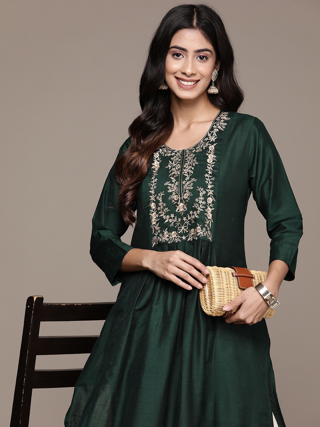 

Anubhutee Floral Embroidered Zari Kurta, Green