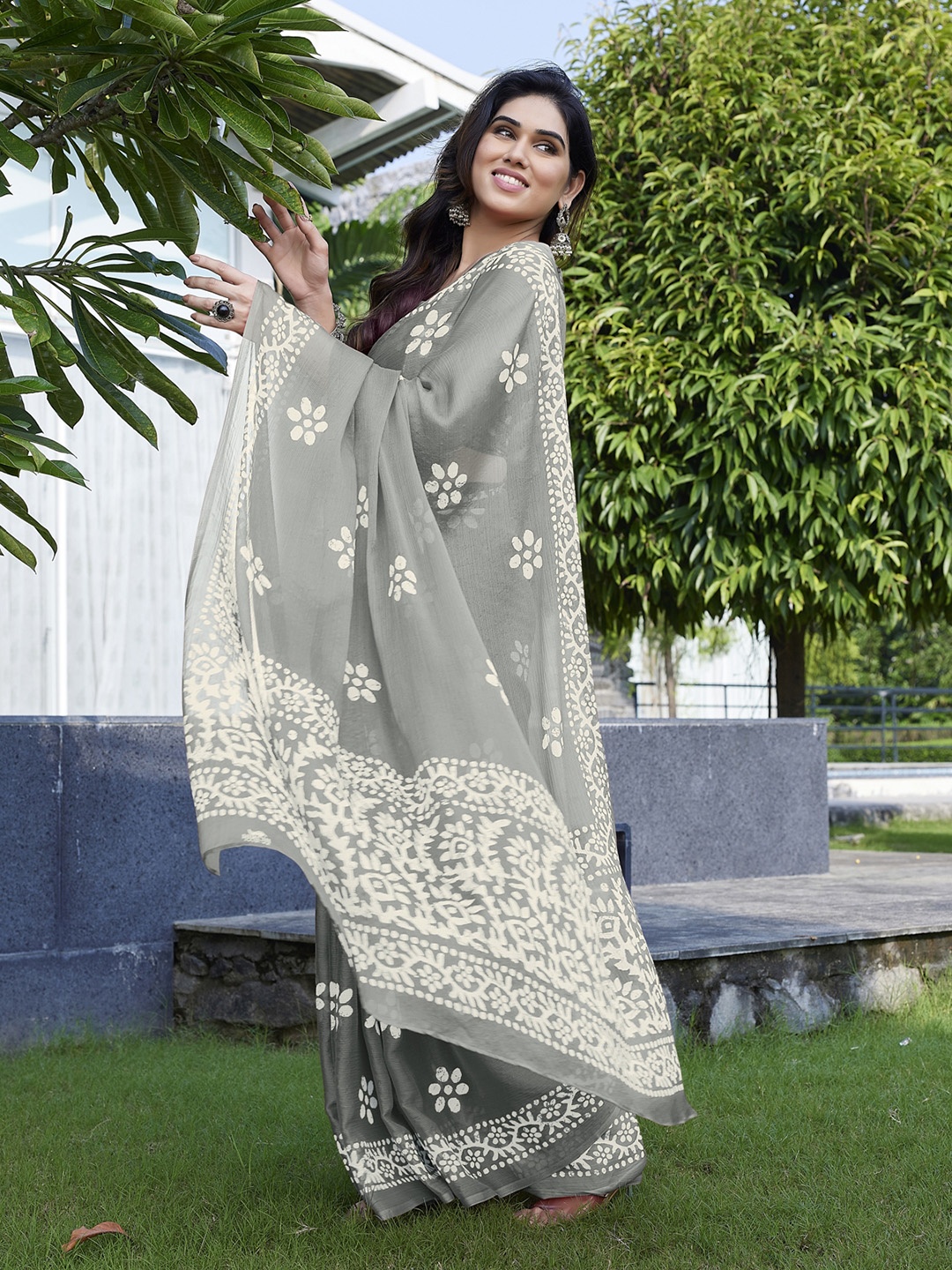 

MIRCHI FASHION Batik Block Printed Saree, Grey