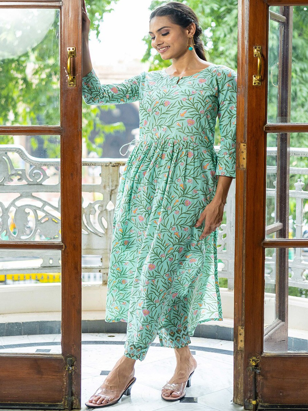 

WEAVLLITE Floral Printed Pure Cotton A-Line Kurta With Trousers, Green