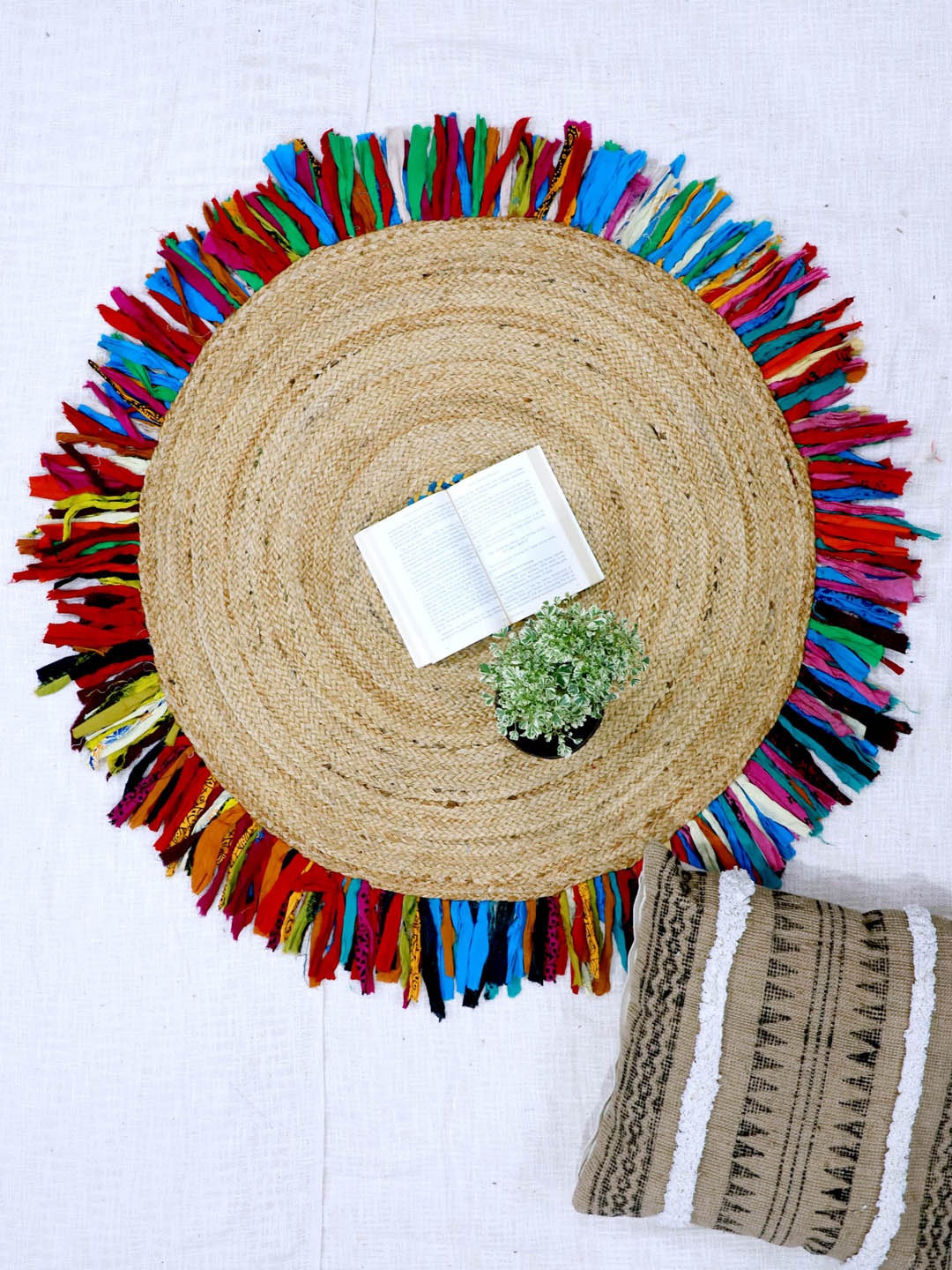 

Art Avenue Outliner Beige & Blue Braided Round Jute Rug