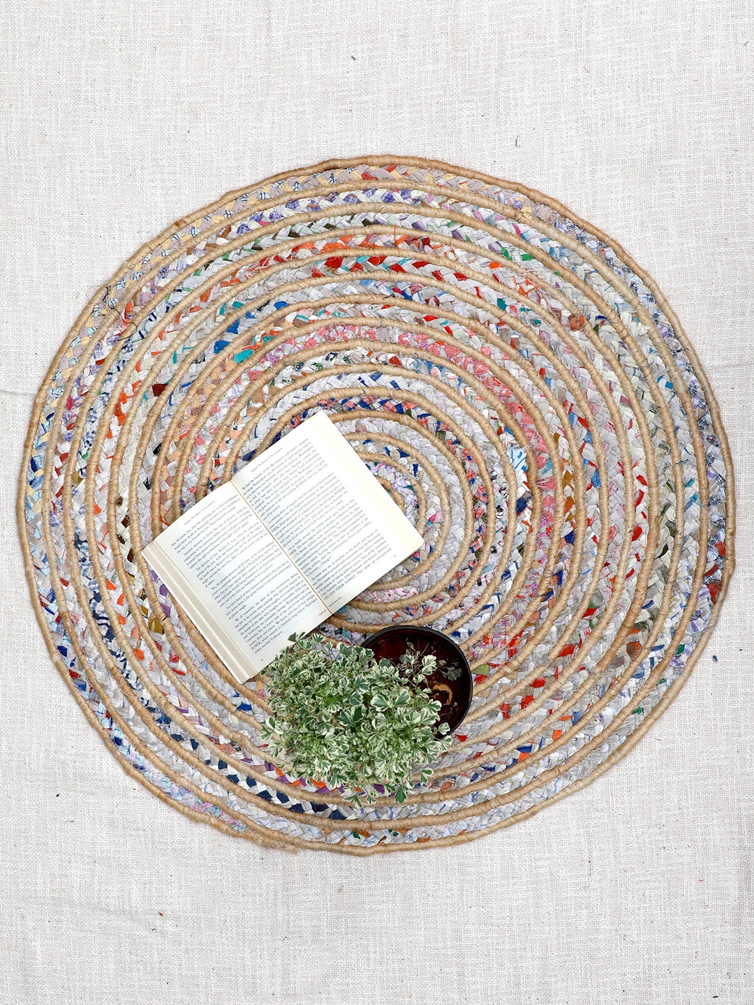 

Art Avenue Slub Beige & White Self-Designed Jute Round Carpet