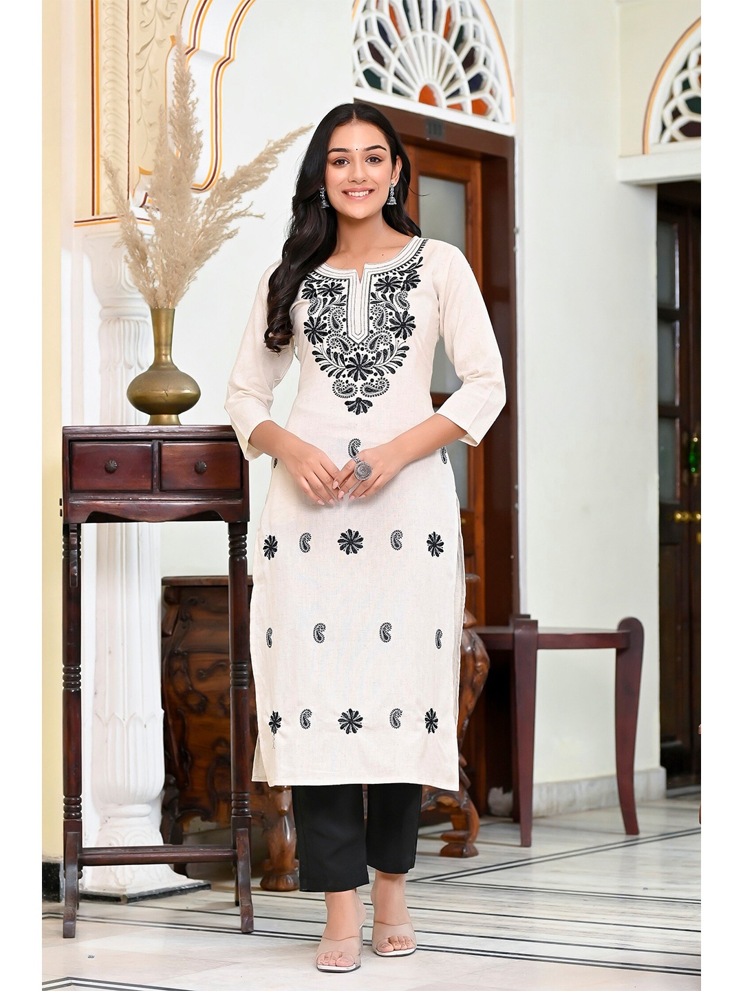 

MissKurti Floral Embroidered Pure Cotton Straight Kurta, White