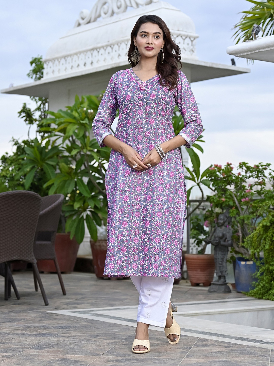 

MissKurti Floral Printed Pure Cotton V-Neck Kurta, Grey
