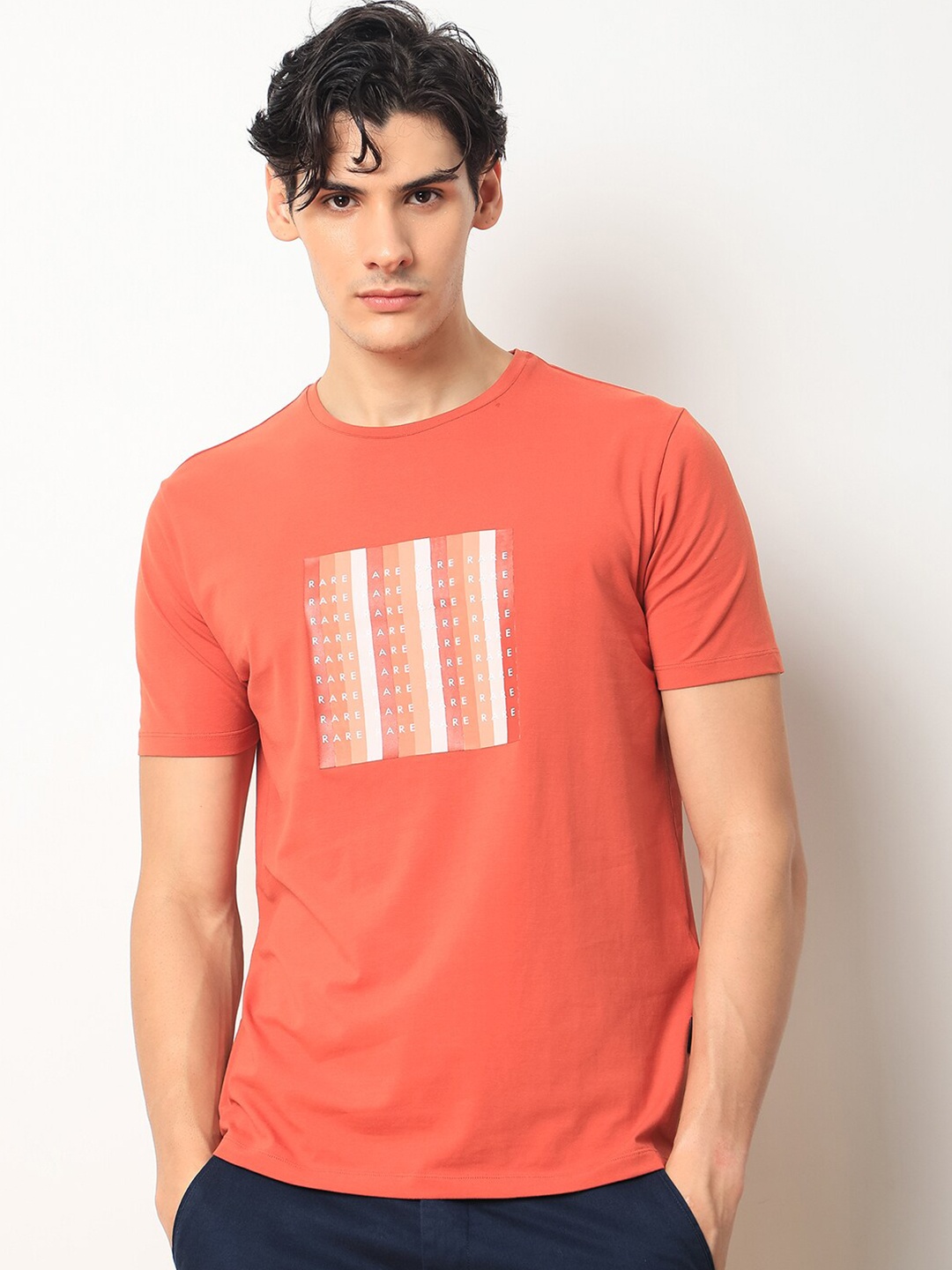 

RARE RABBIT Men Acai Typography Printed Cotton Slim Fit T-Shirt, Rust
