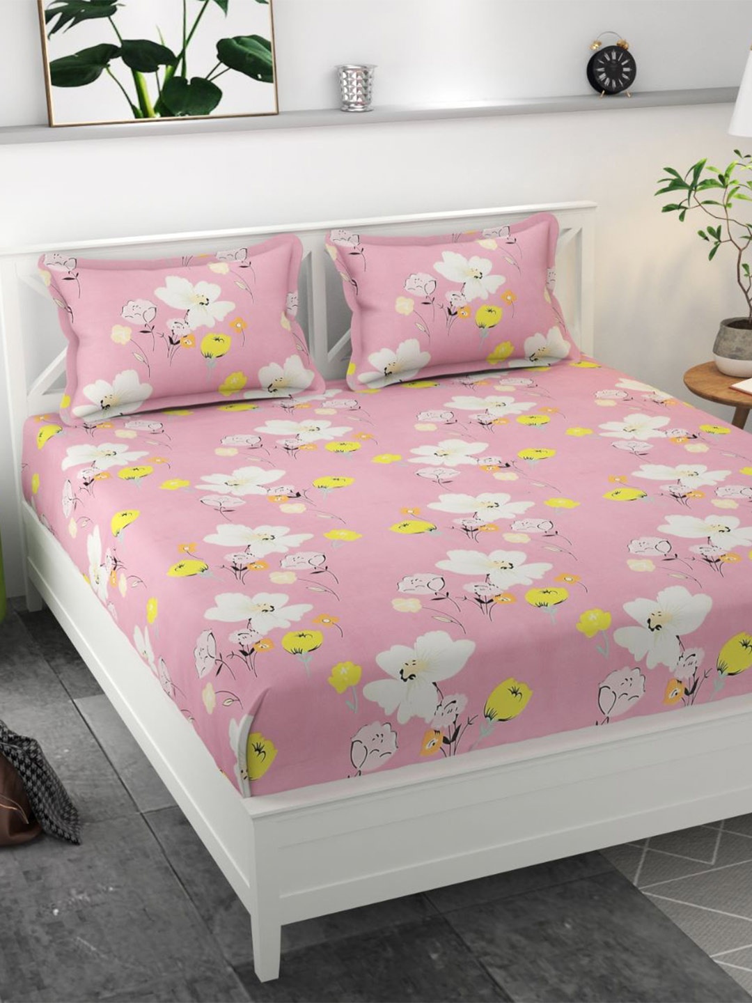 

Bajo's Pink & White Printed Cotton 250 TC Fitted Queen Bedsheet With 2 Pillow Covers