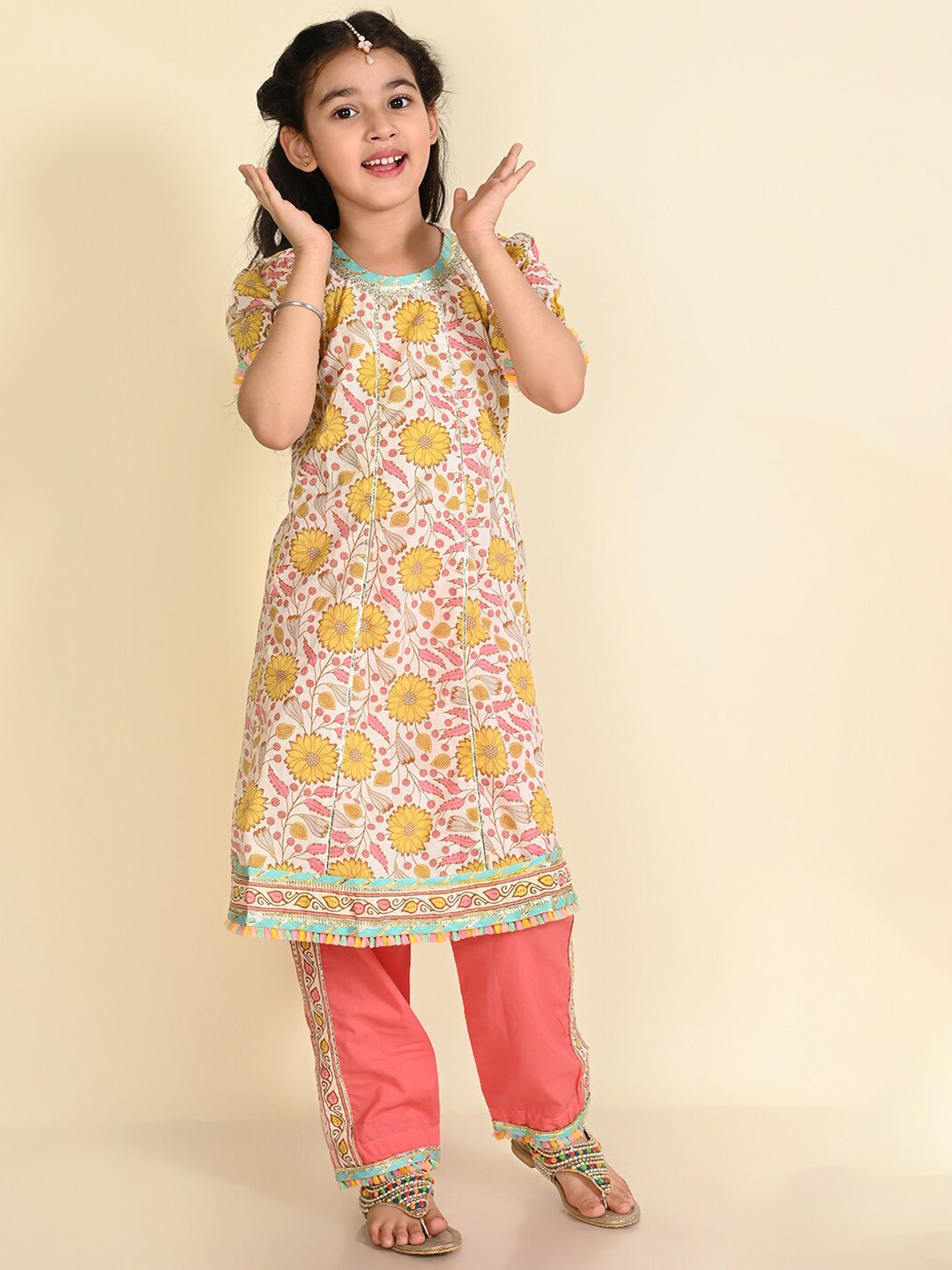 

LIL PITAARA Girls Floral Printed Gotta Patti Pure Cotton Kurta with Trousers, White