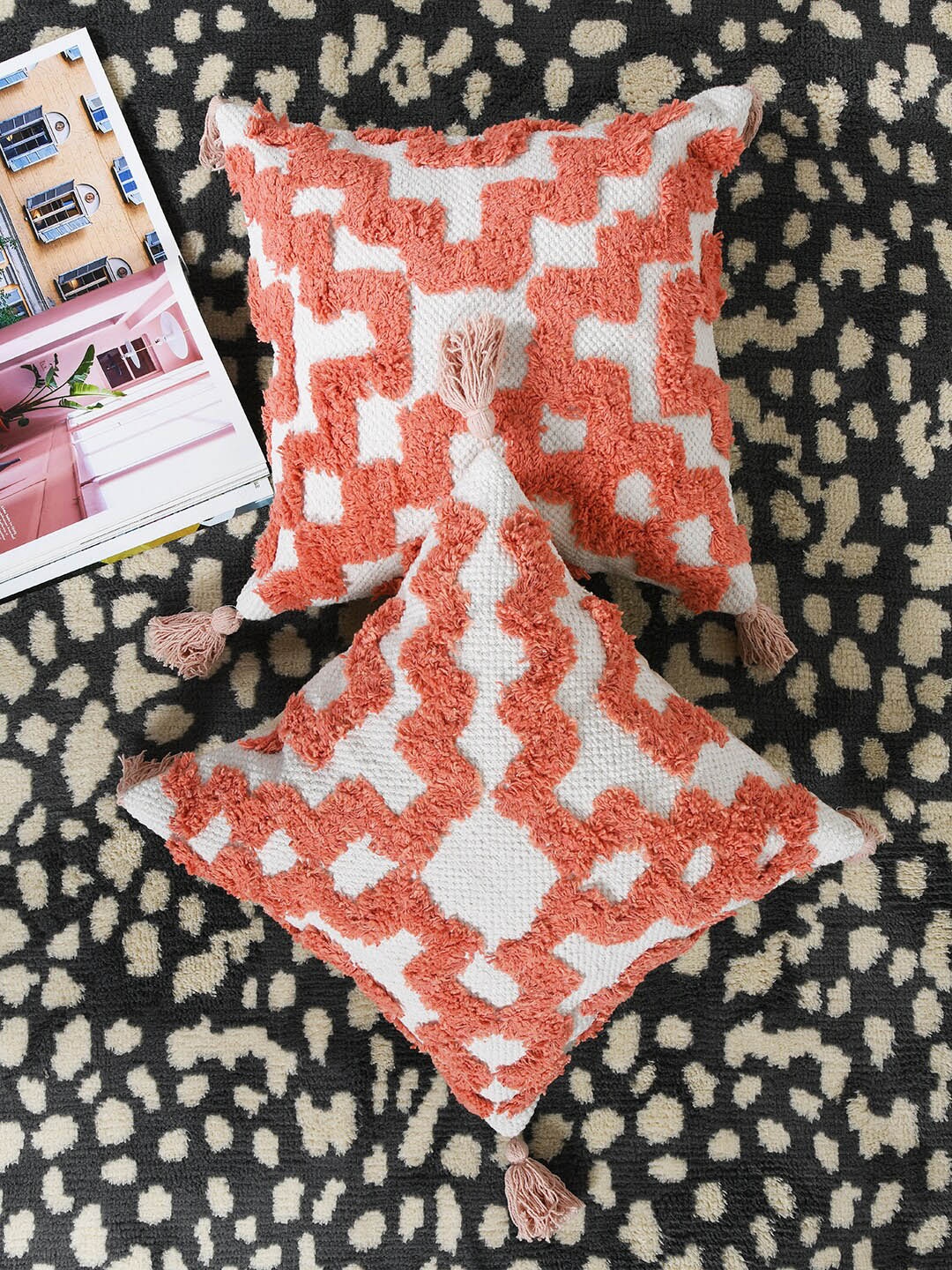 

KRAVIKA 2 Pcs Peach-Coloured & White Geometric Square Cushion Covers