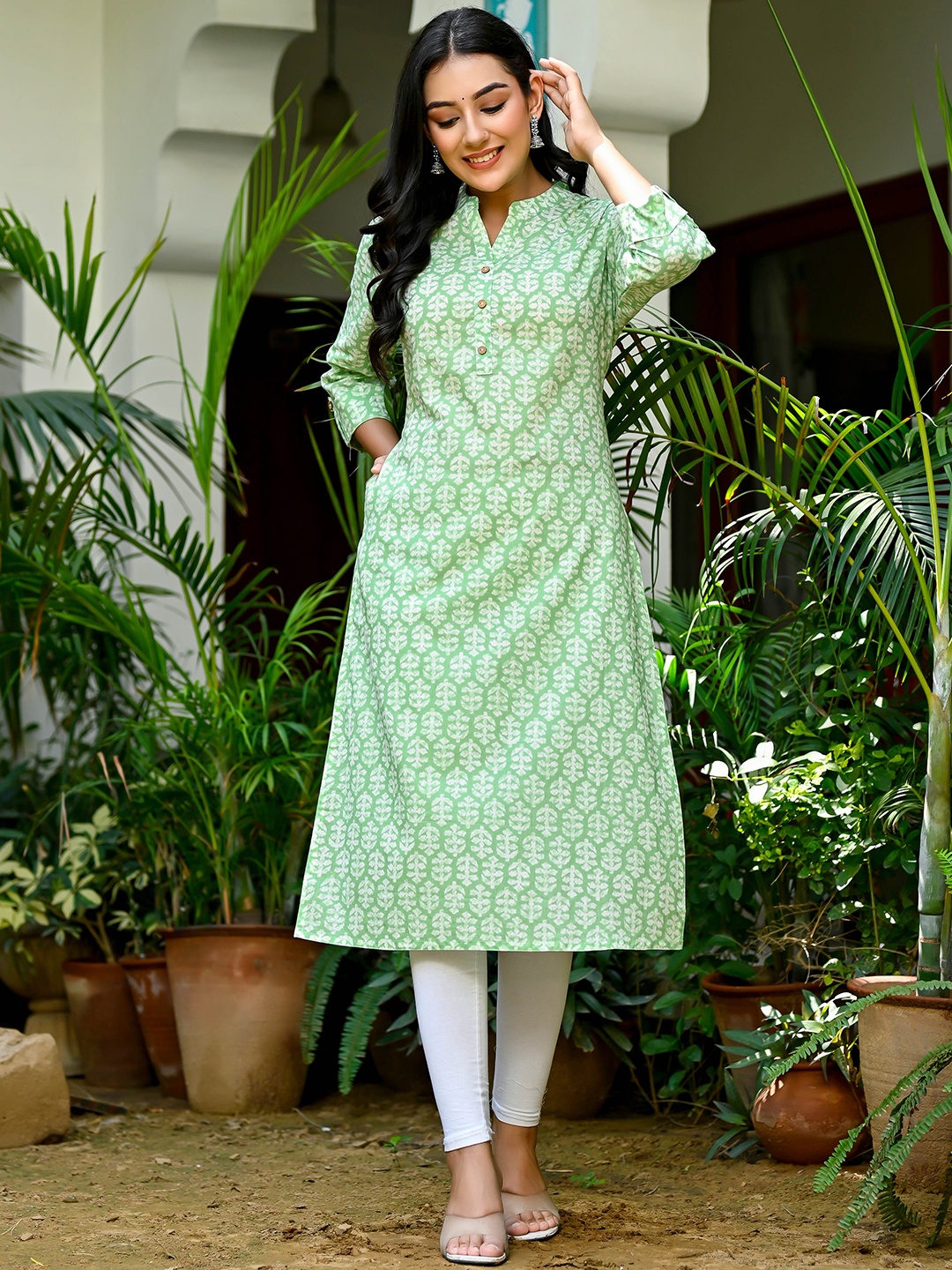 

Nishika Ethnic Motifs Printed Mandarin Collar Cotton Kurta, Green