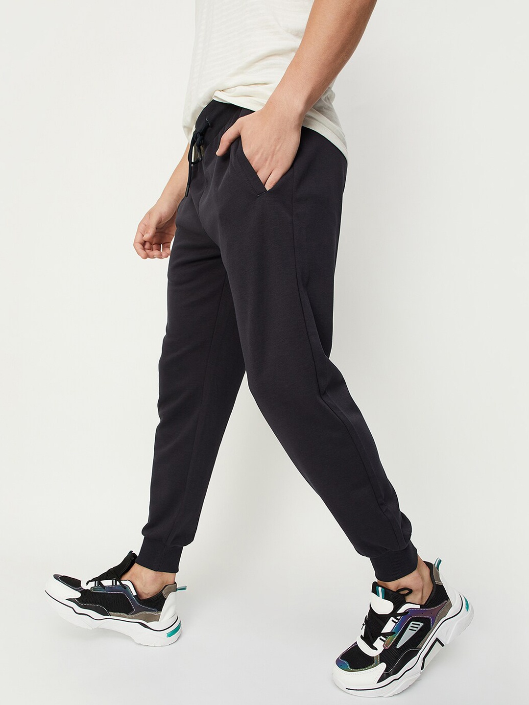 

max Men Mid-Rise Joggers, Black