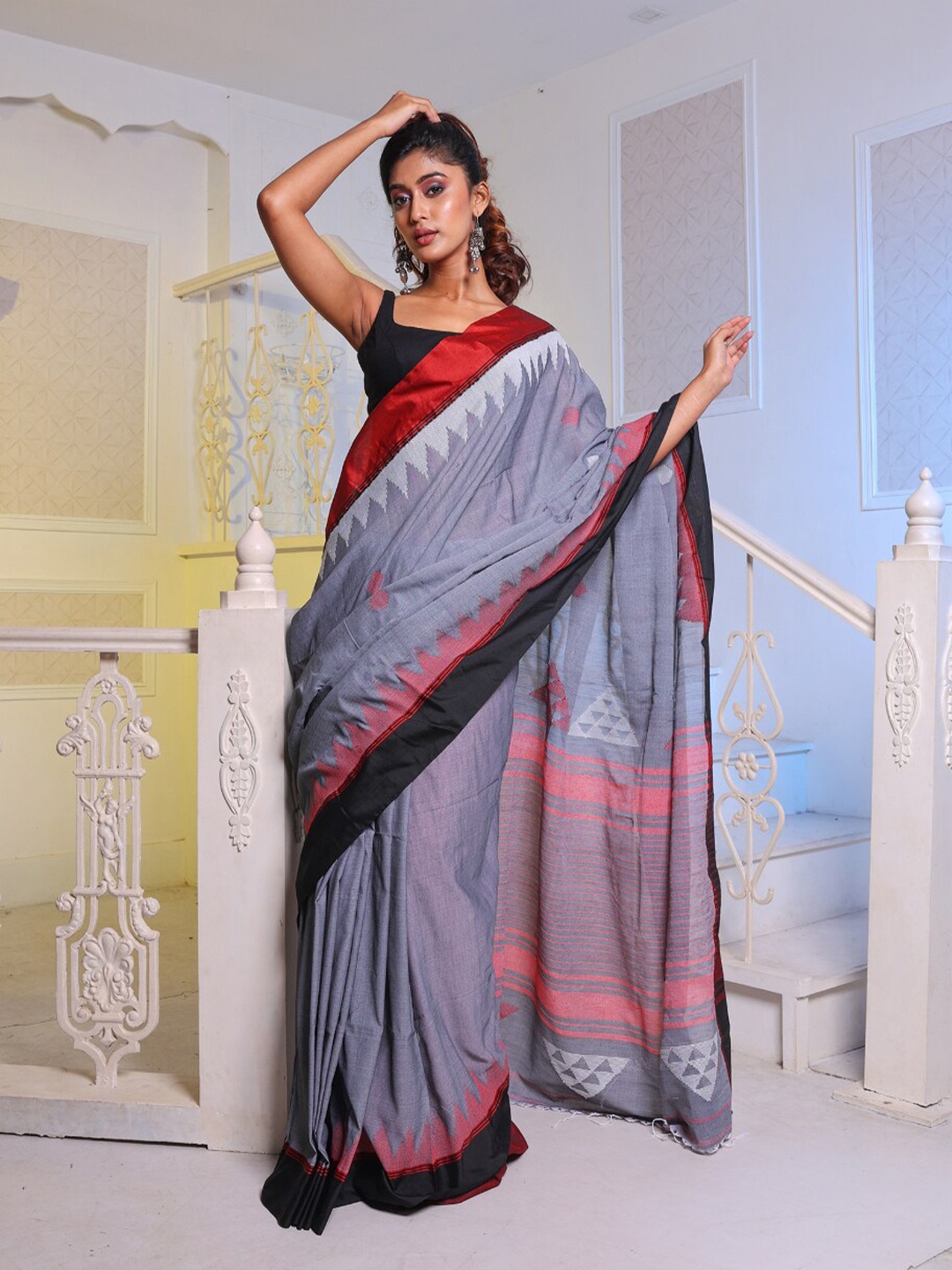 

Charukriti Geometric Woven Design Pure Cotton Saree, Grey