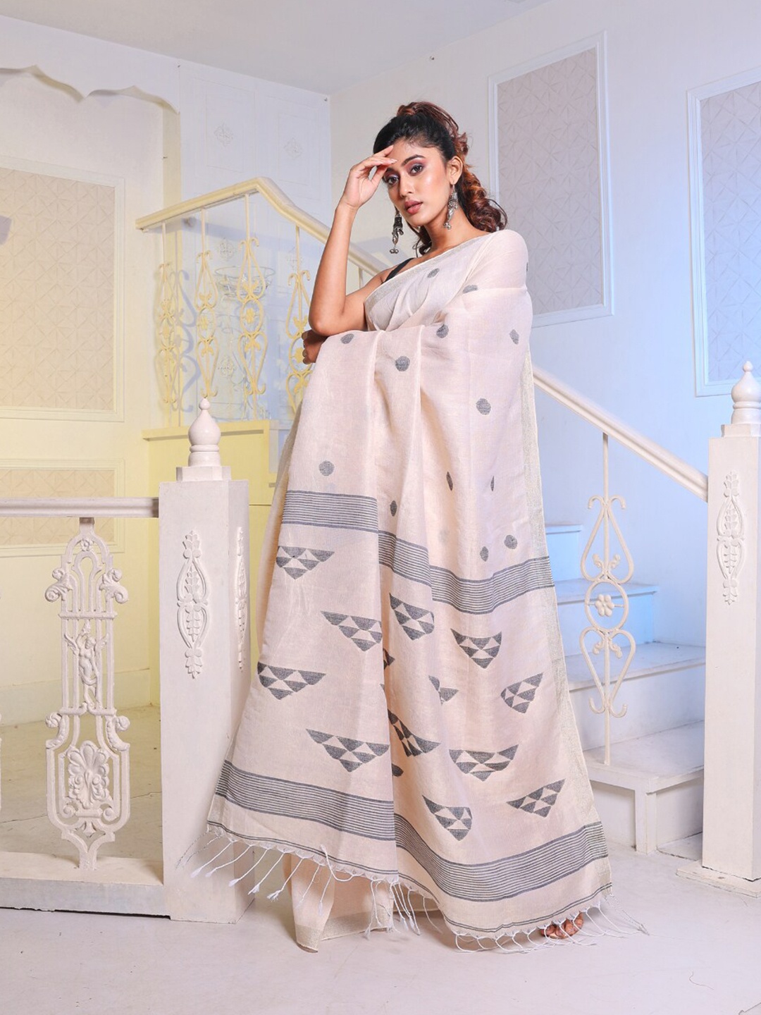 

Charukriti Geometric Woven Design Zari Pure Cotton Saree, Off white