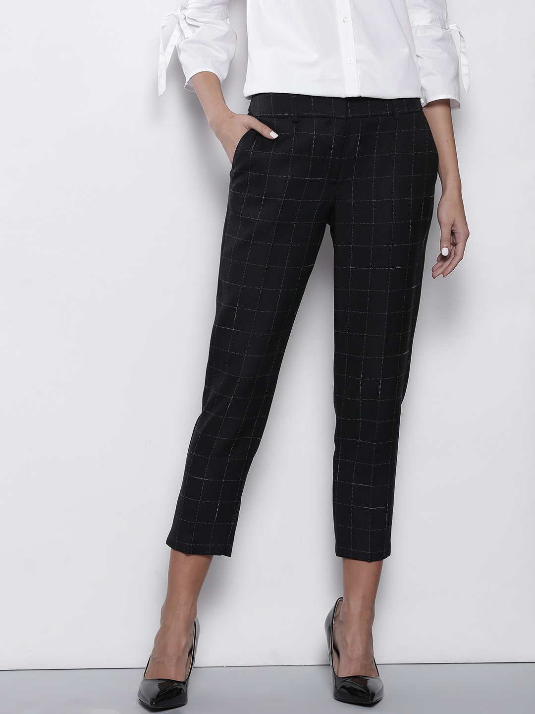 

DOROTHY PERKINS Women Black Checked Cropped Trousers