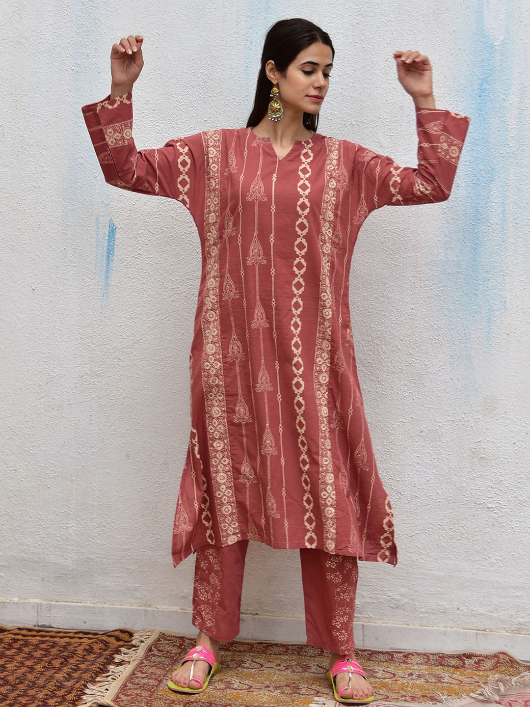 

Chidiyaa Ethnic Motifs Block Printed Regular Pure Cotton Kurta With Trousers, Maroon