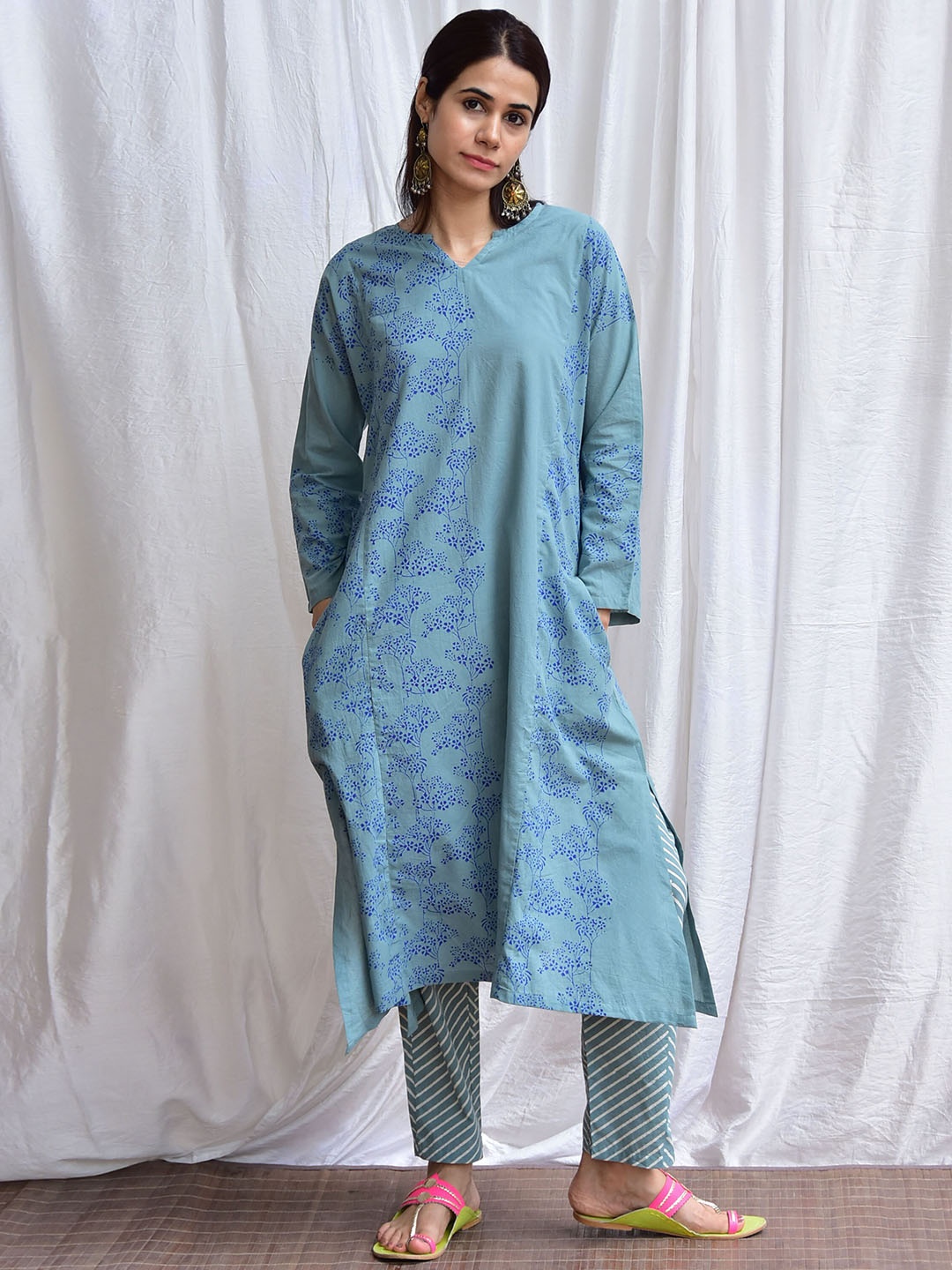 

Chidiyaa Floral Printed Regular Pure Cotton Kurta With Trousers, Blue