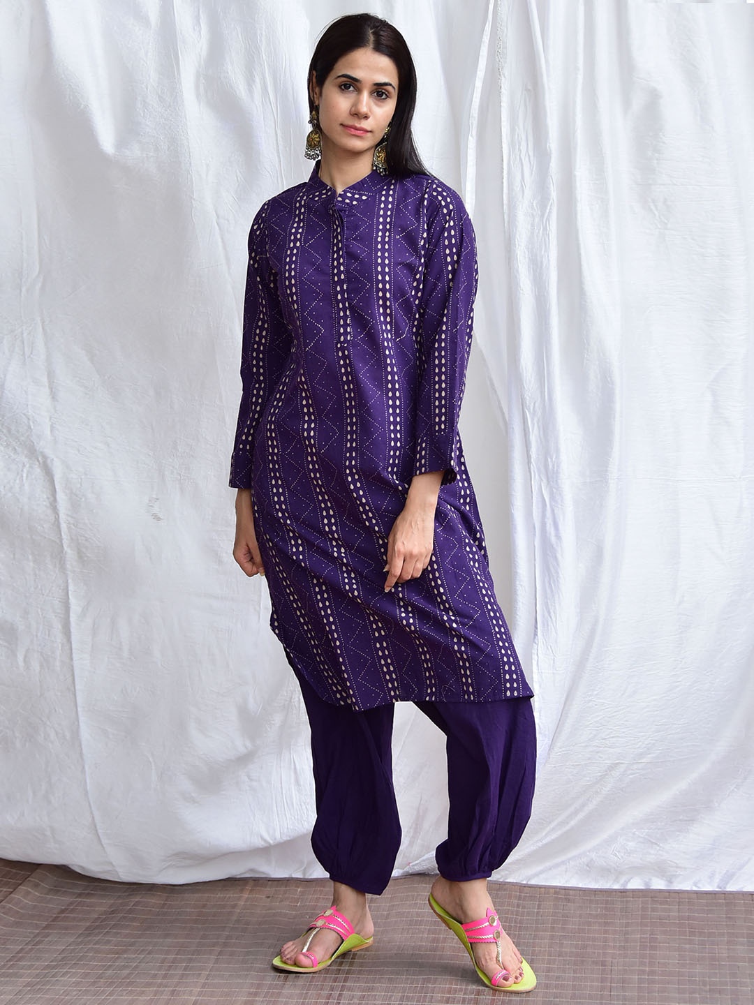 

Chidiyaa Geometric Printed Regular Pure Cotton Kurta With Harem Pants, Purple