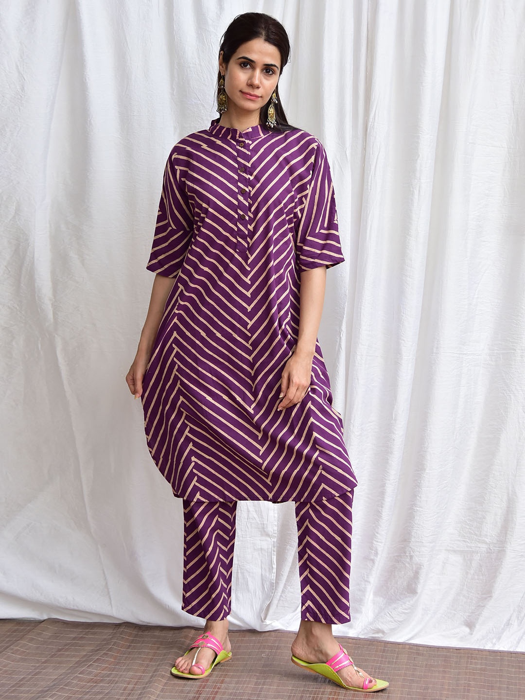 

Chidiyaa Striped Mandarin Collar Regular Pure Cotton Kurta with Trousers, Purple