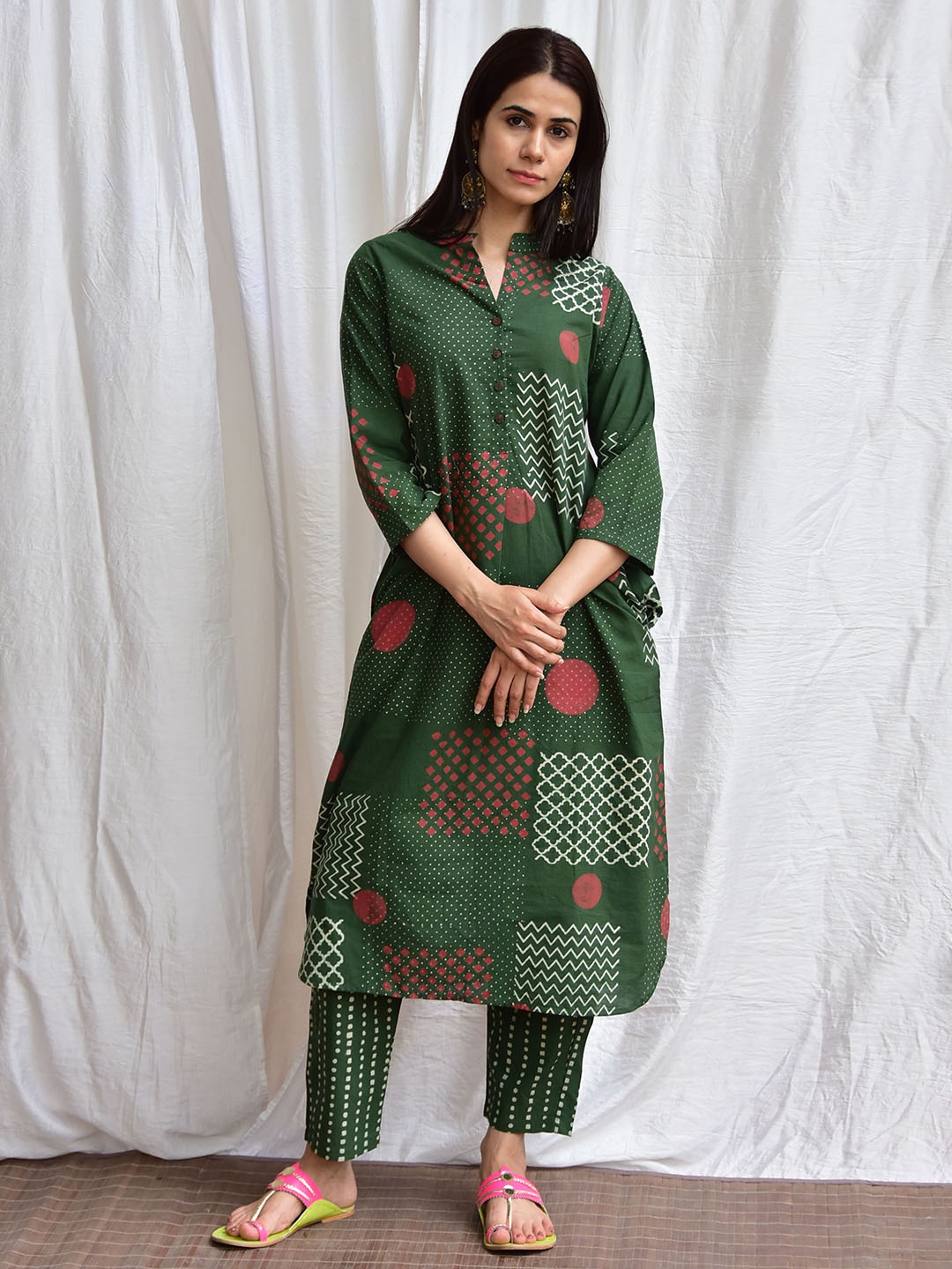 

Chidiyaa Geometric Printed Mandarin Collar Pure Cotton Straight Kurta with Trousers, Green