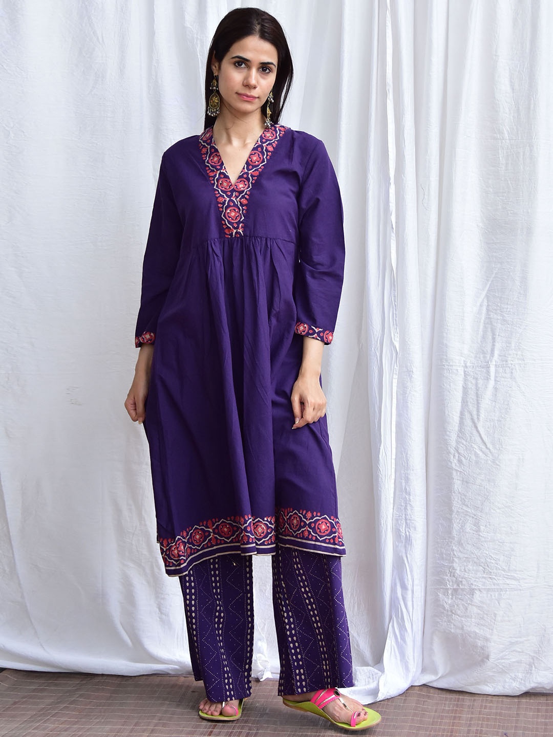 

Chidiyaa Floral Printed Empire Pure Cotton Kurta with Trousers, Purple