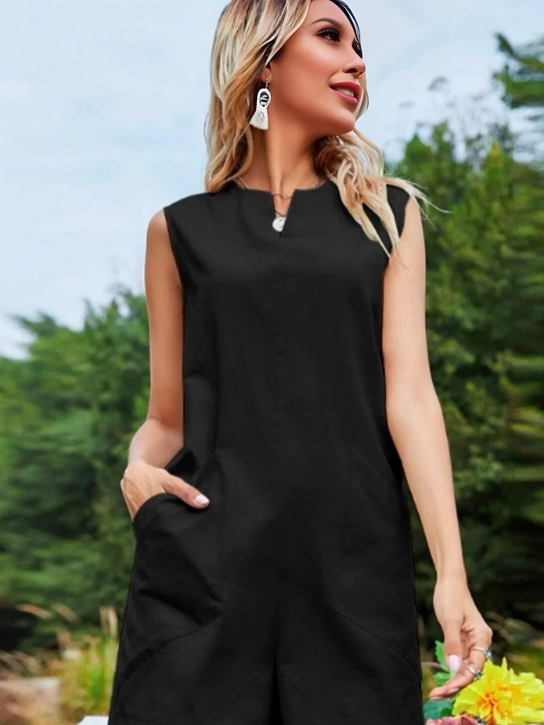 

Styched Round Neck With Notch Cotton Playsuit, Black
