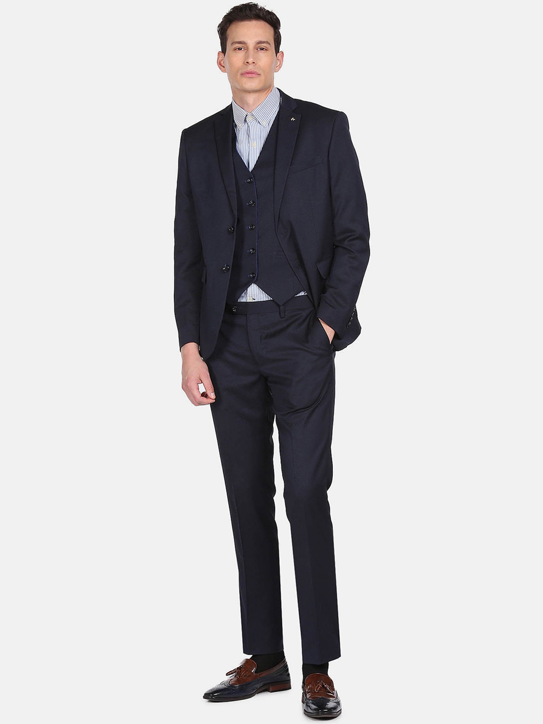 

Arrow Tailored Single-Breasted Three-Pieces Formal Suit, Blue