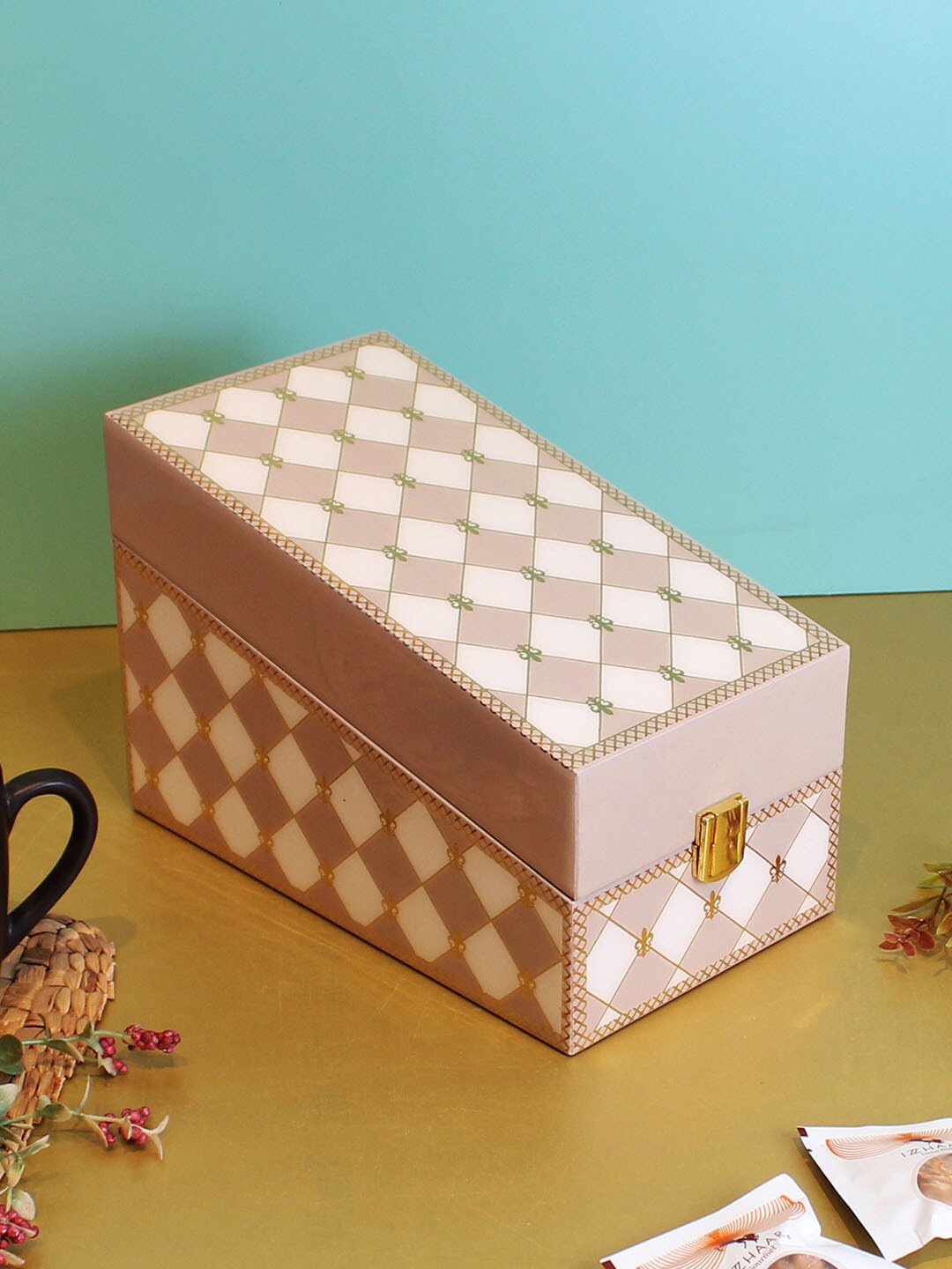 

Izzhaar Cappuccino Gingham Tea Box, Multi