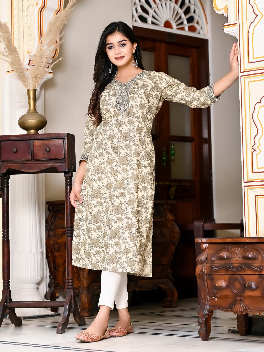 

MissKurti Floral Printed Cotton Straight Kurta, Grey