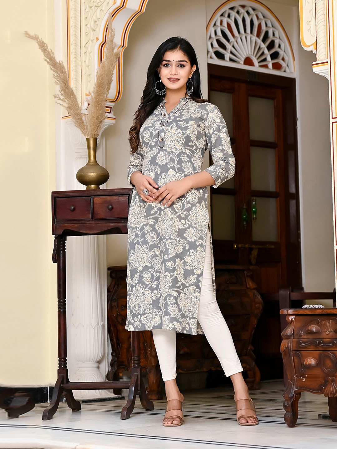 

MissKurti Women White & Grey Floral Printed Kurta