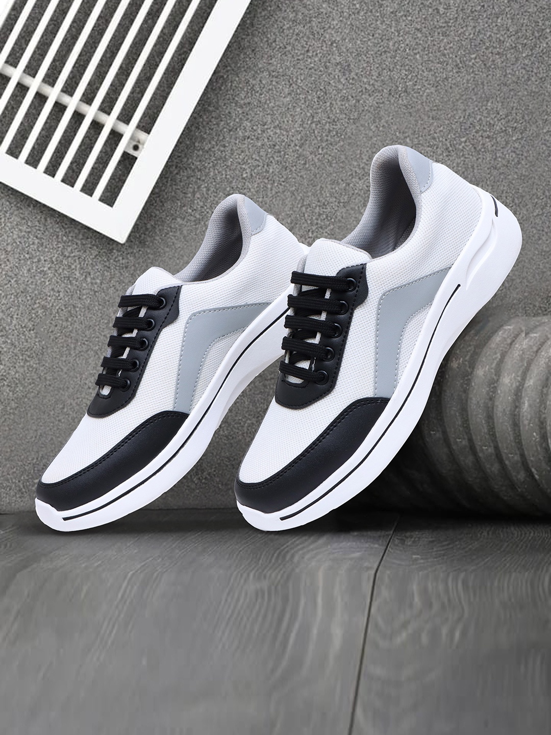 

Roadster Men White & Black Colourblocked Lightweight Padded Insole Basics Sneakers