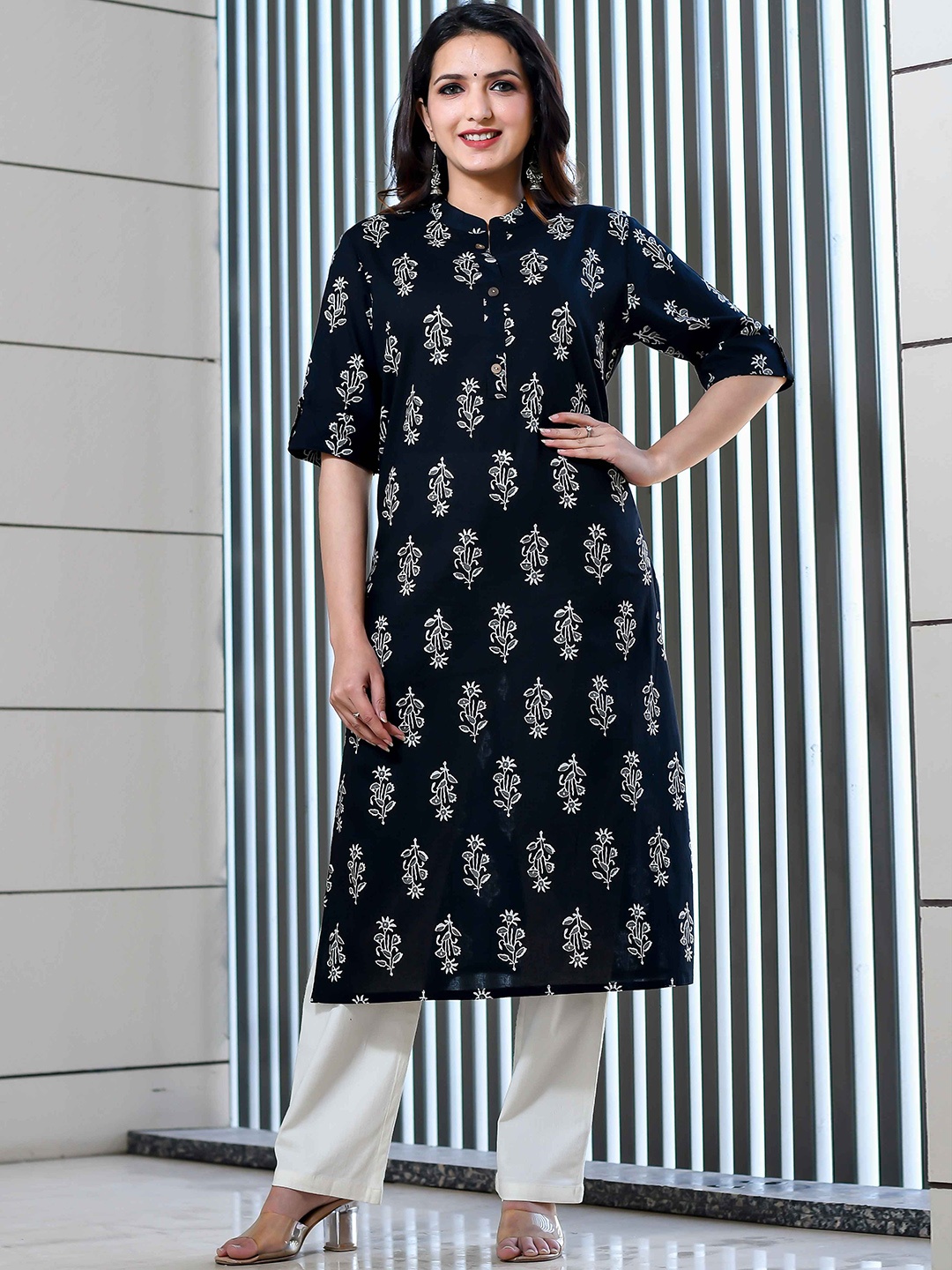 

Nishika Floral Printed Mandarin Collar Pure Cotton Straight Kurta, Black