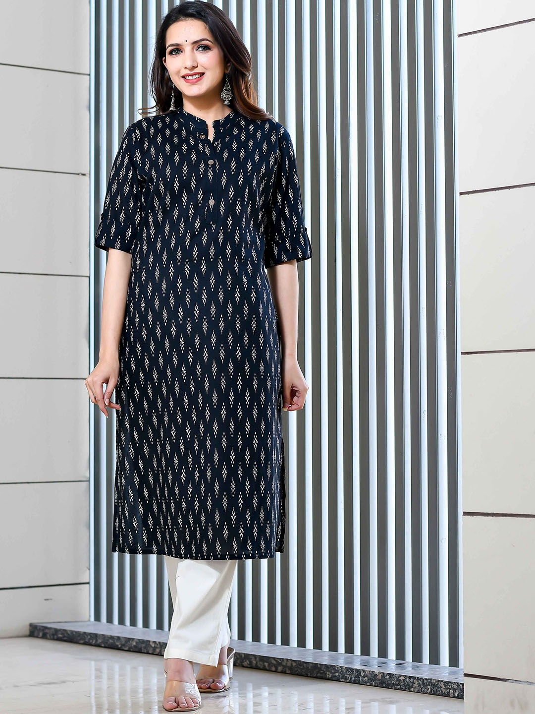 

Nishika Ethnic Motifs Printed Roll-Up Sleeves Cotton Kurta, Black