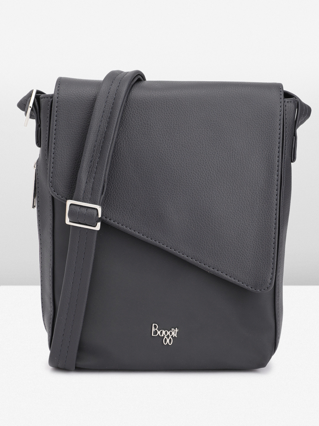 

Baggit Men Solid Messenger Bag, Navy blue