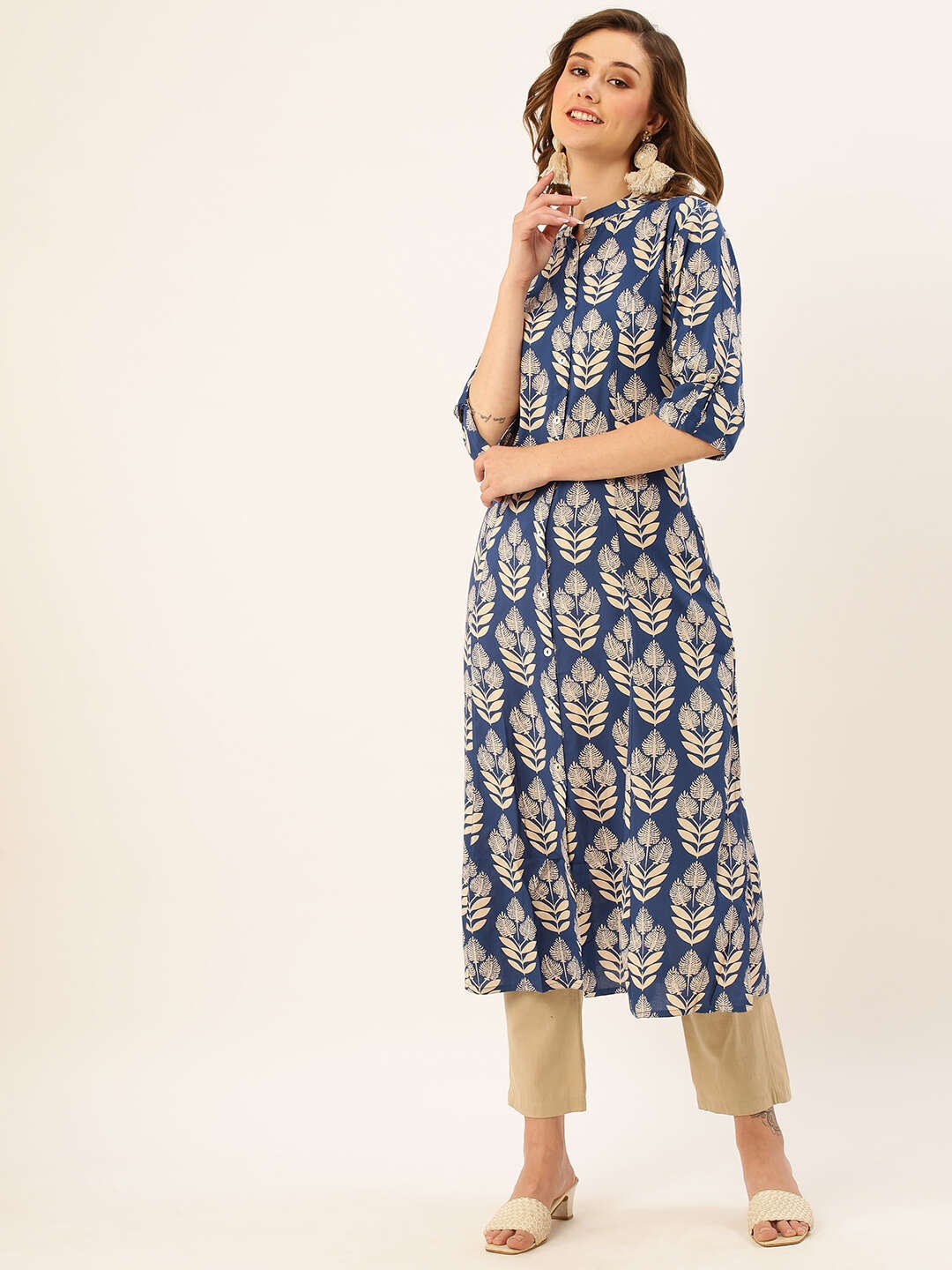 

ZOLA Blue Floral Printed Roll Up Sleeves Mandarin Collar Kurta