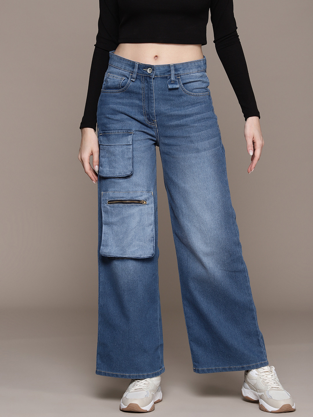 

The Roadster Lifestyle Co. Women Pocket Detail Flared Light Fade Stretchable Jeans, Blue