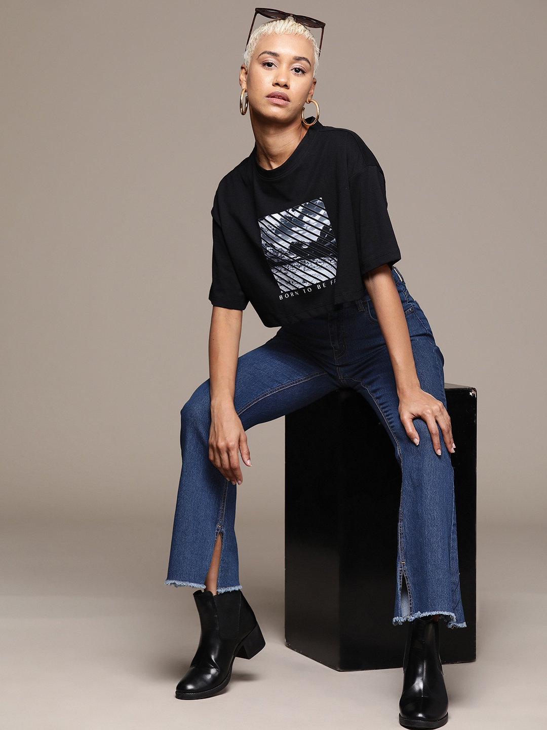 

The Roadster Lifestyle Co. Women Bootcut Stretchable Frayed Jeans, Blue