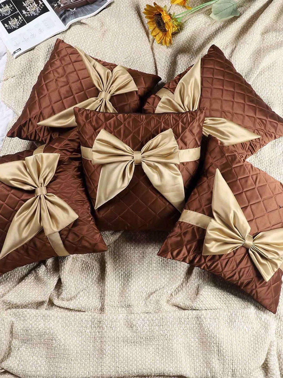 

MFD HOME FURNISHING Brown 5 Pieces Geometric Velvet Square Cushion Covers