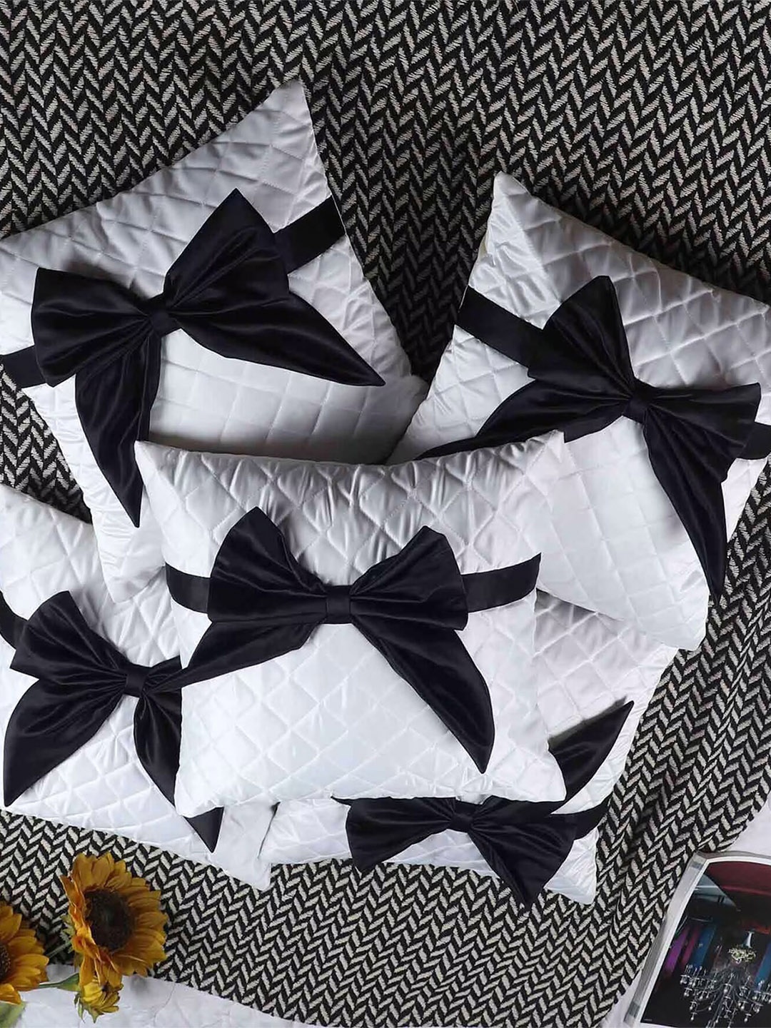 

MFD HOME FURNISHING White & Black 5 Pieces Geometric Printed Velvet Square Cushion Covers