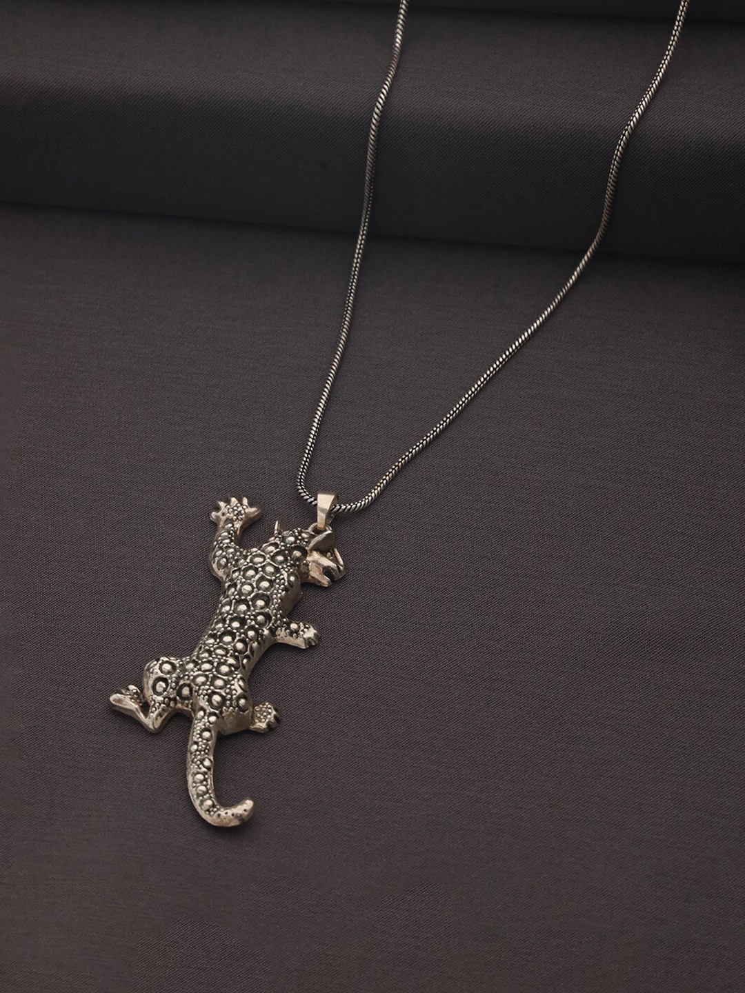 

Priyaasi Men Silver-Plated Leopard Minimal Chain