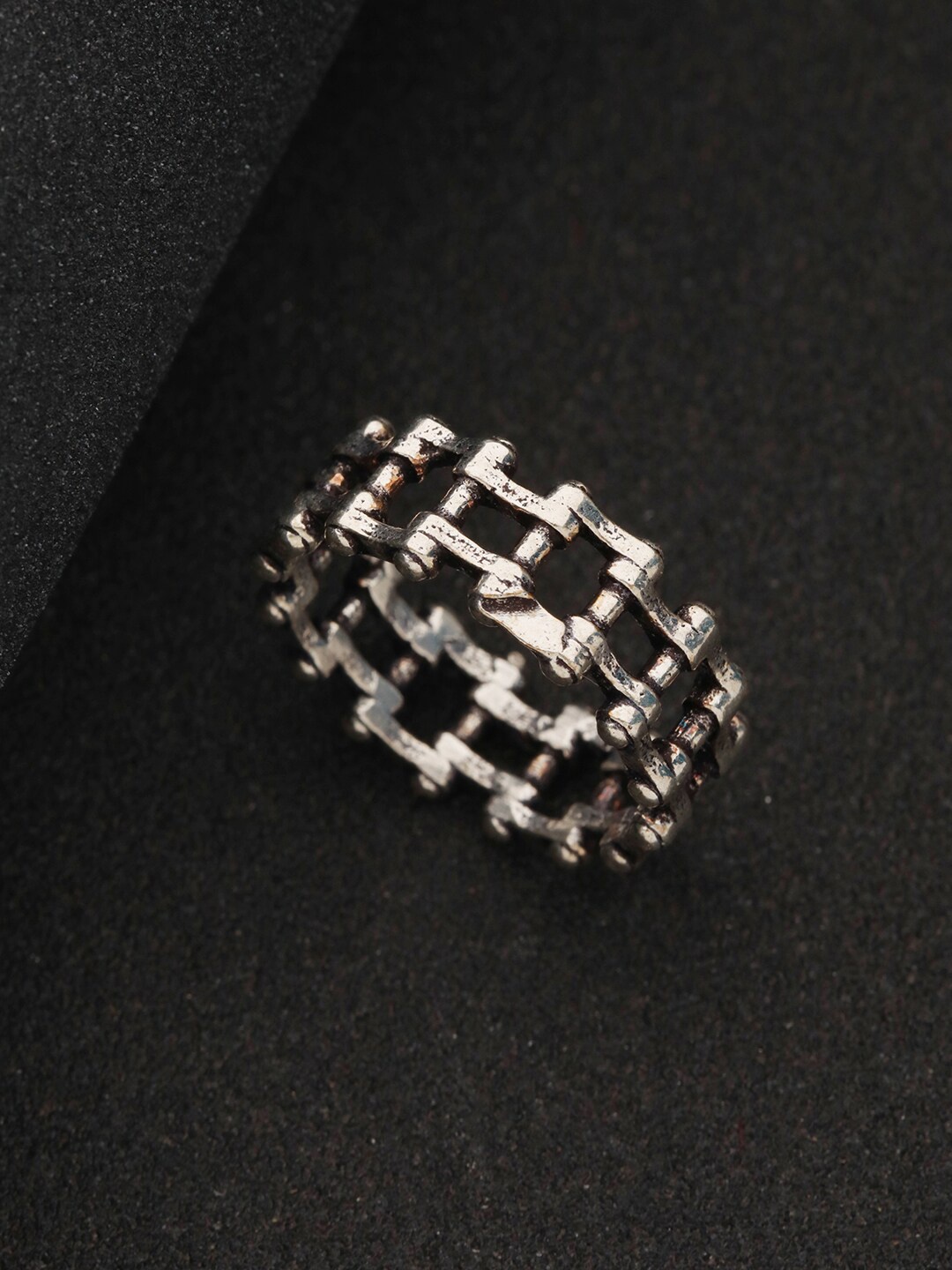 

Priyaasi Men Silver-Plated Crank Chain Finger Ring