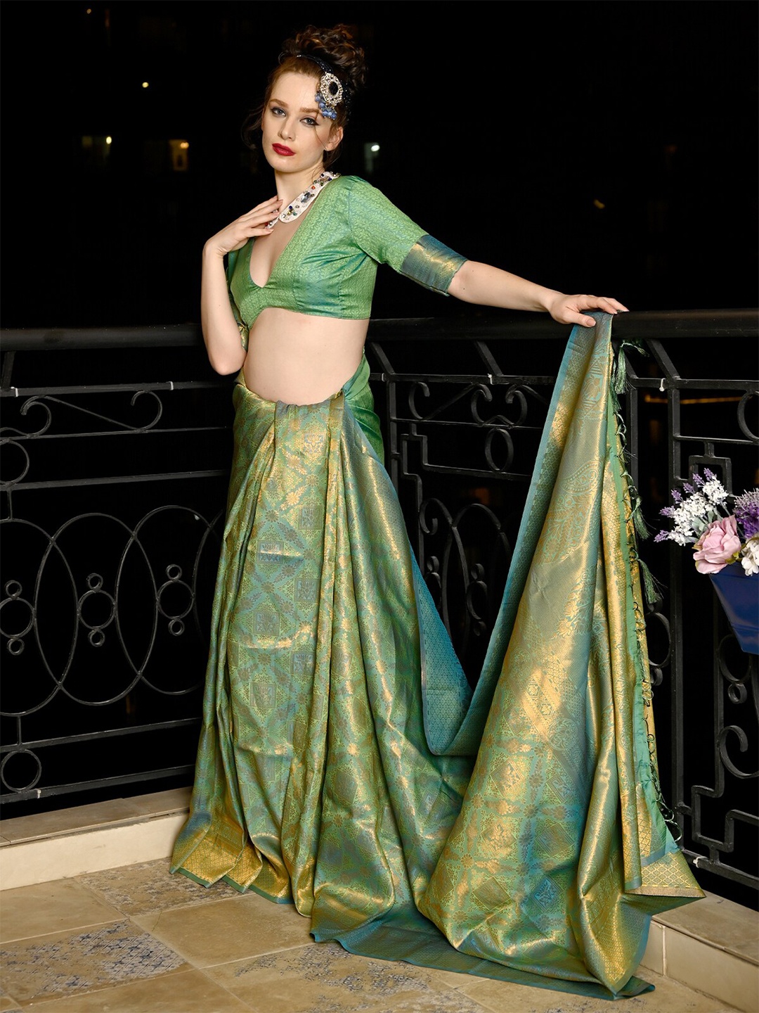

ODETTE Ethnic Motifs Woven Design Zari Silk Blend Saree, Green