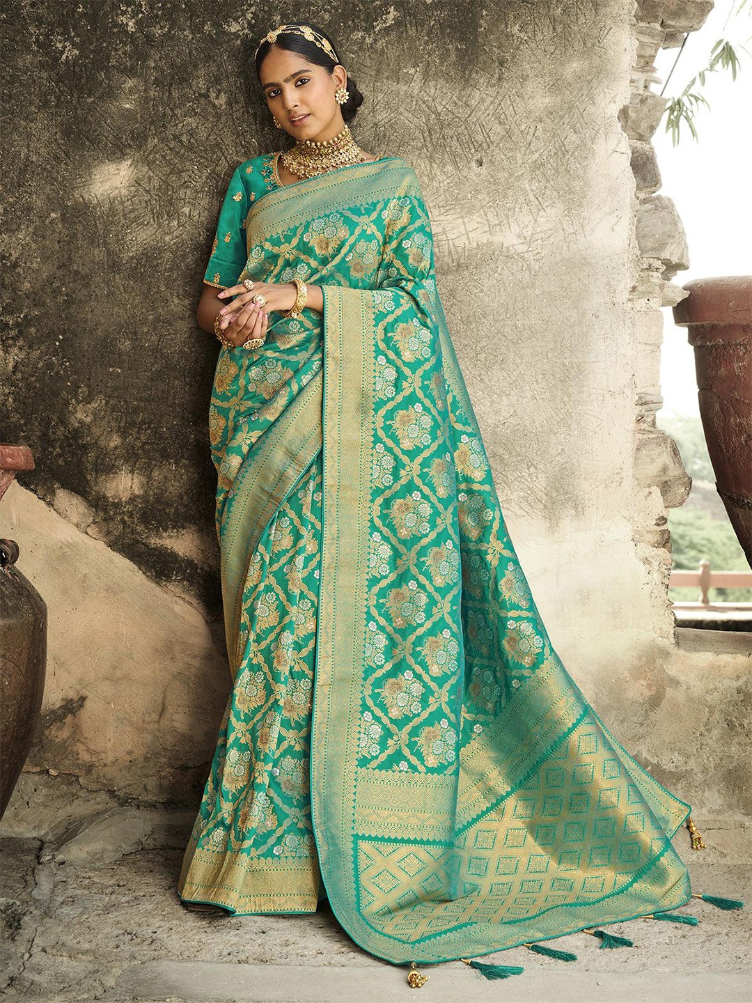 

ODETTE Green & Gold-Toned Woven Design Zari Silk Blend Saree