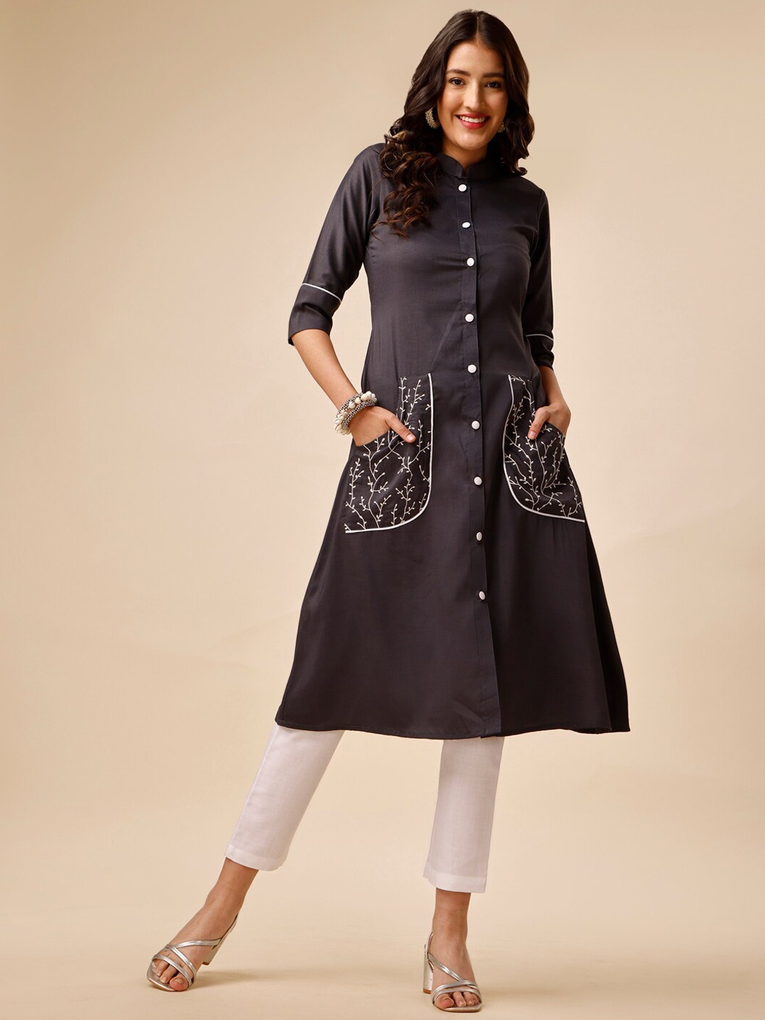 

MASSTANI BY INDDUS Floral Embroidered Mandarin Collar Pocket Detailing Kurta With Trousers, Grey