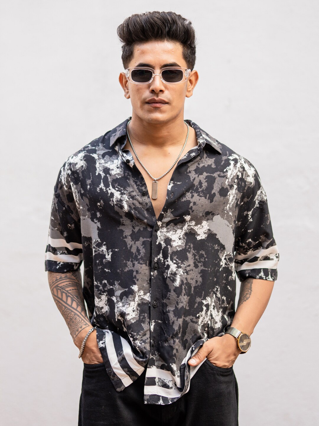 

Powerlook India Slim Black & White Abstract Printed Drop-Shoulder Slim Fit Casual Shirt
