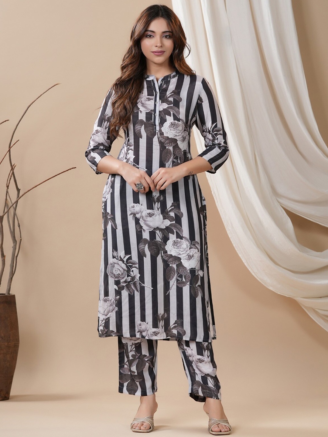 

Meena Bazaar Floral Printed Regular Straight Kurta With Trousers, Black