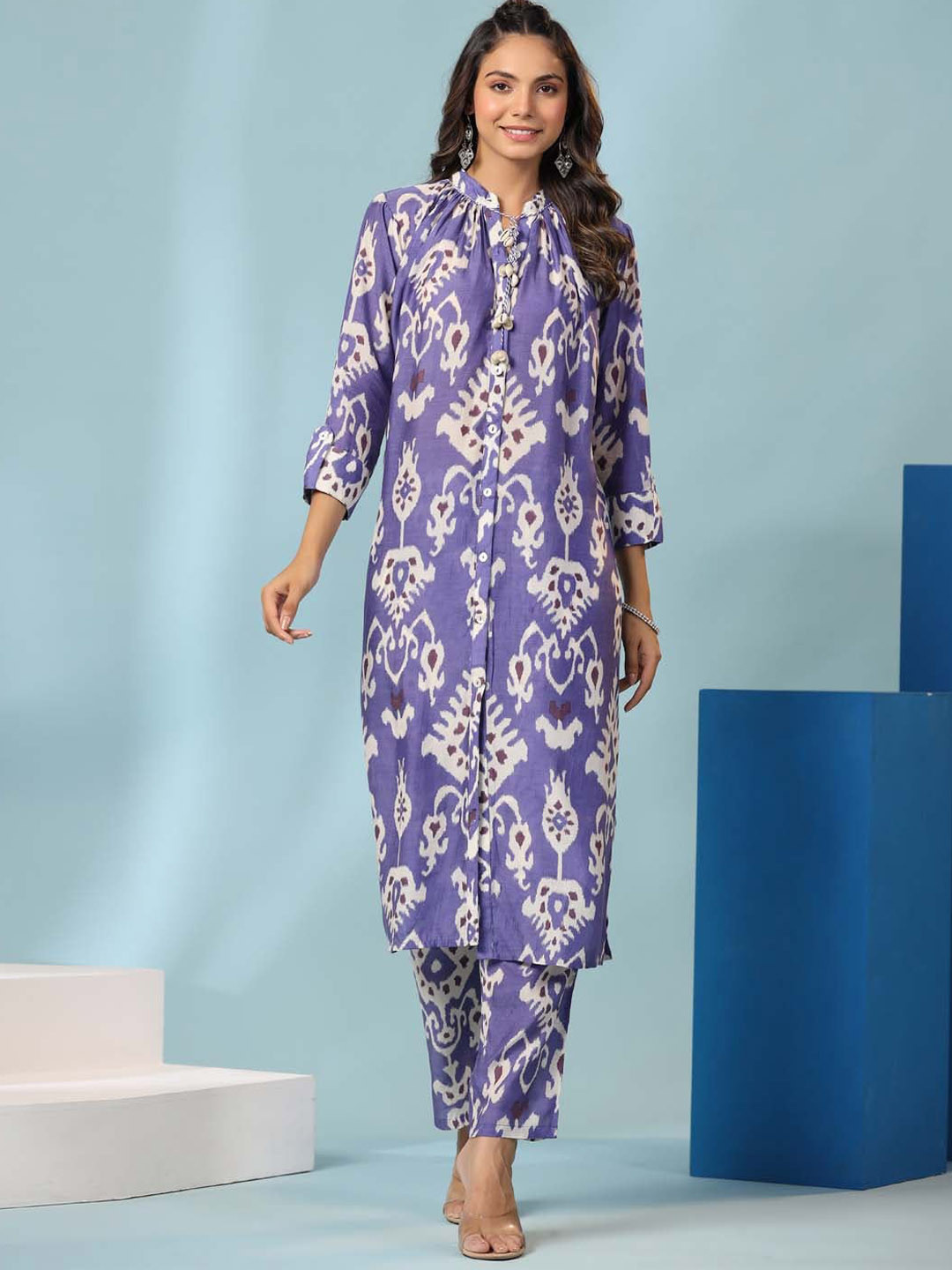 

Meena Bazaar Paisley Printed Mandarin Collar Roll-Up Sleeves Straight Kurta With Trousers, Blue