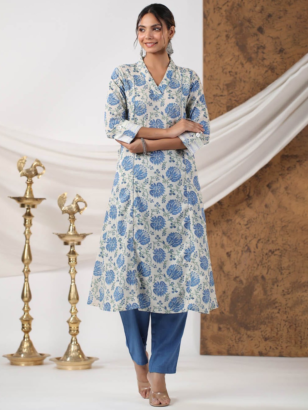 

Meena Bazaar Floral Printed V-Neck Kurta with Trousers, Navy blue